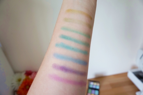 Nyx Ultimate Shadow Palette Brights swatches